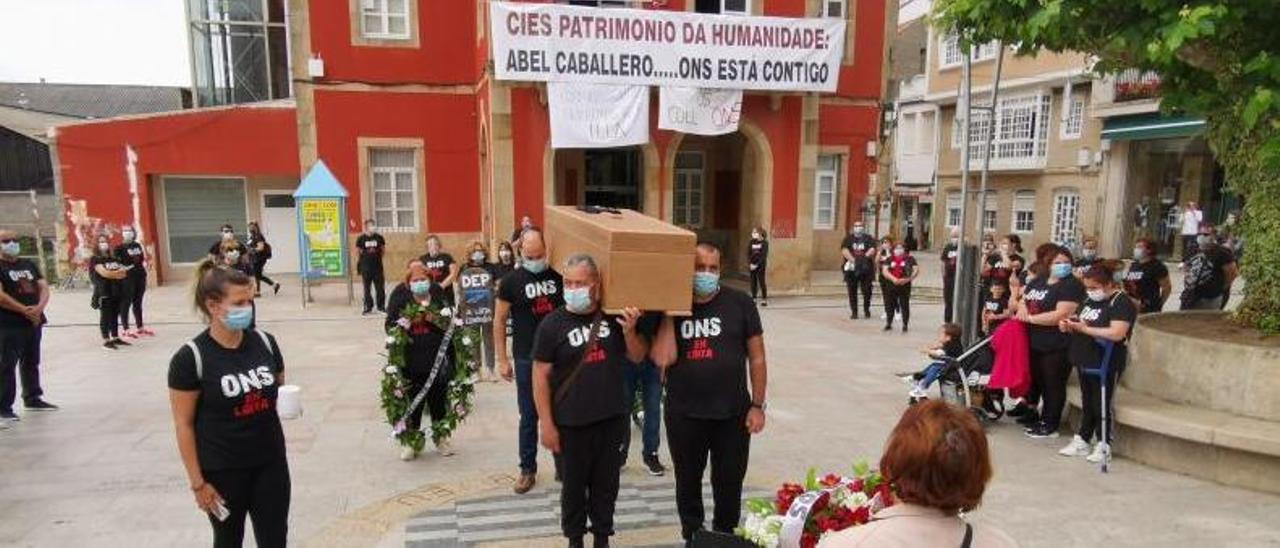 Una protesta de los isleños, con las camisetas negras con el lema de “Ons en loita”. |   // SANTOS ÁLVAREZ