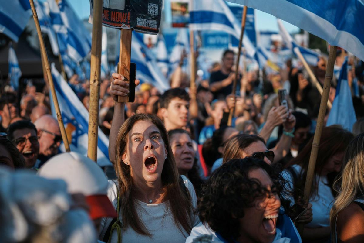 Cientos de personas aguardan en Tel Aviv el regreso de los rehenes liberados por Hamás