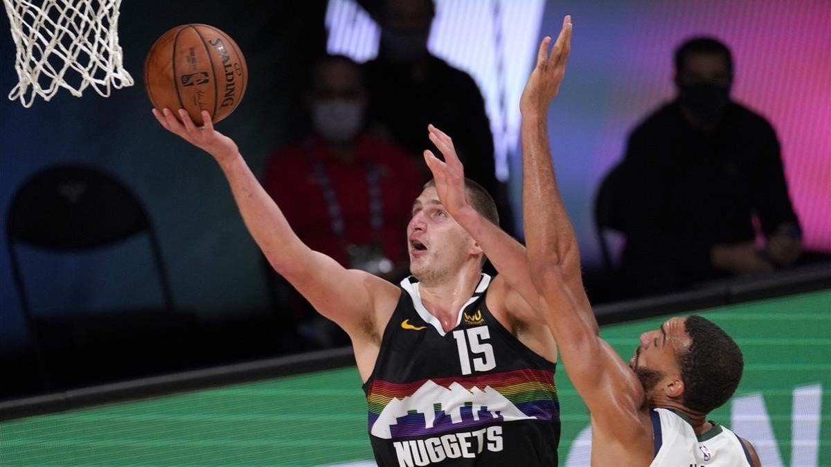 Nikola Jokic entrando a canasta ante los Jazz.