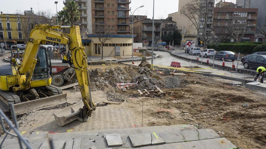 Les obres del giratori de la plaça del Sol de Figueres.