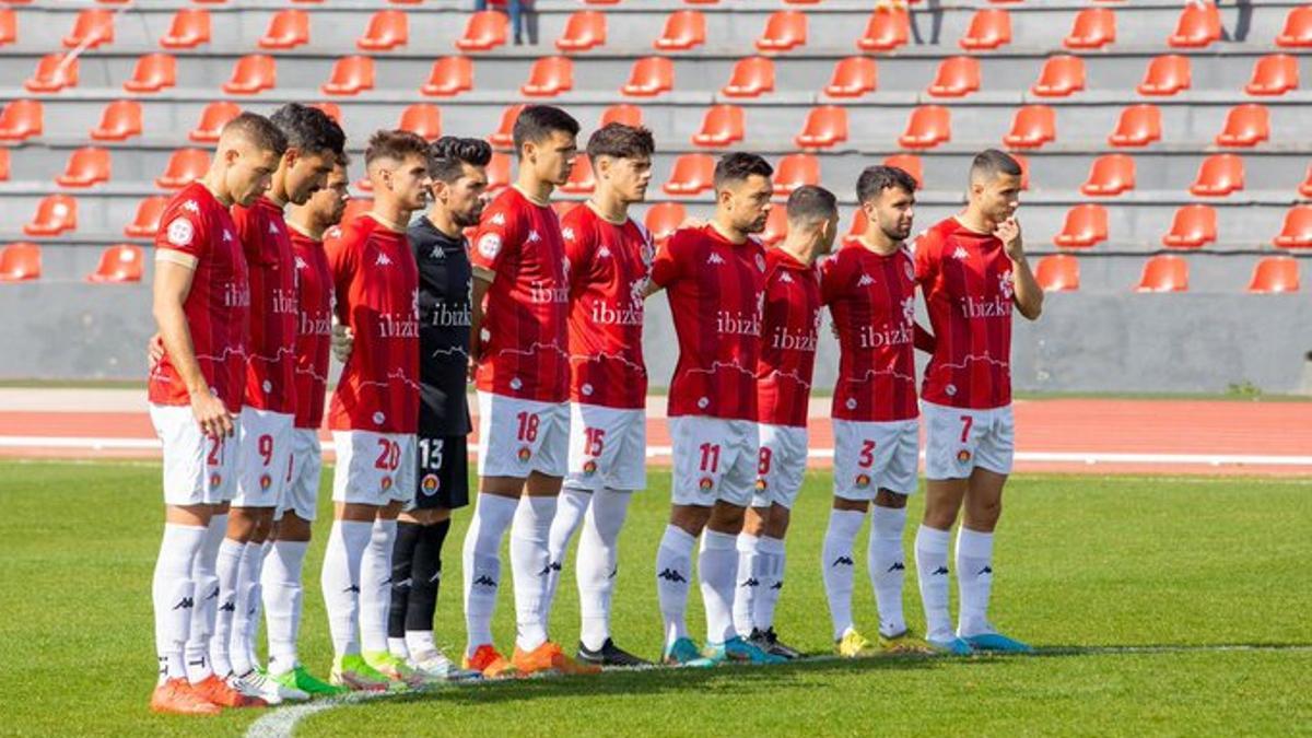 Los jugadores del CD Ibiza, antes del partido contra el CD Ebro.