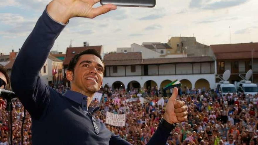 Contador se saca una foto con sus paisanos de Pinto. // Juanjo Martín
