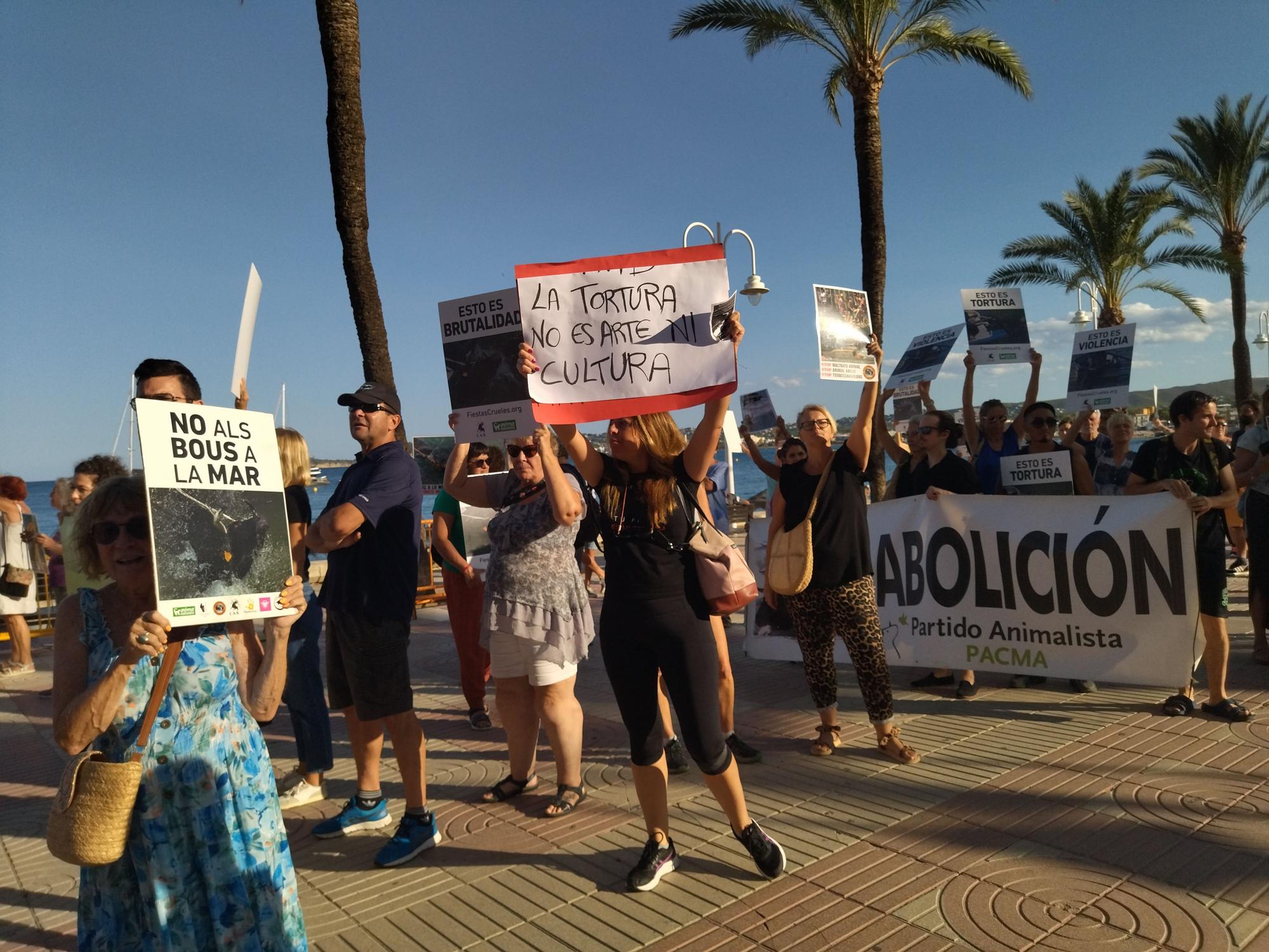 Un centenar de personas se manifiesta en Xàbia contra los "bous a la mar" y "al carrer"