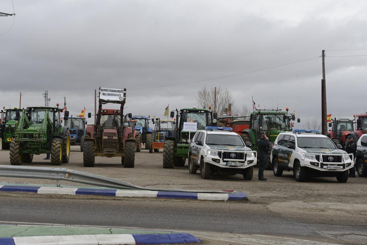 Tractorada en Paradores de Castrogonzalo por el acuerdo Mercosur