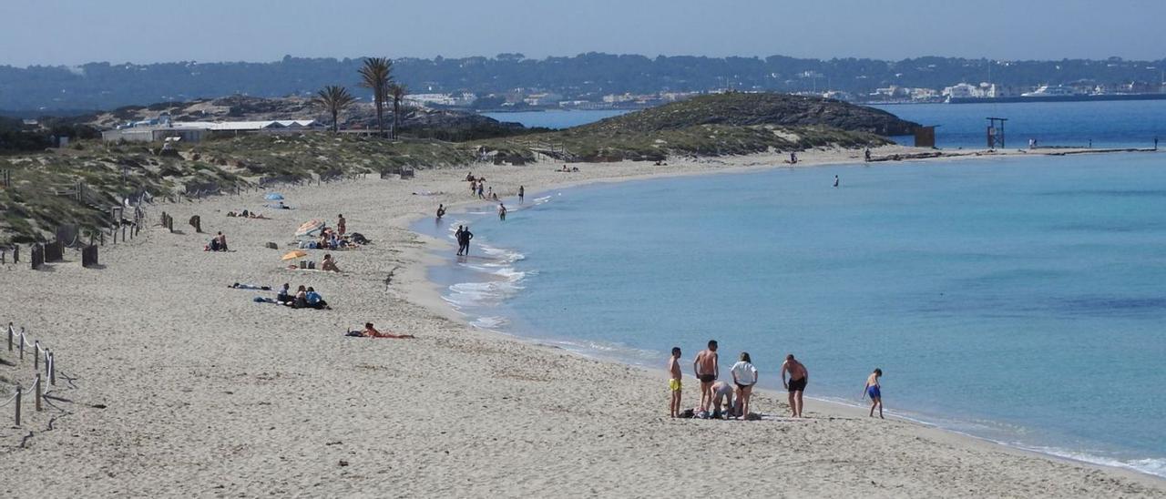 Turistas en la playa de ses Illetes, en Formentera.  | C.C.