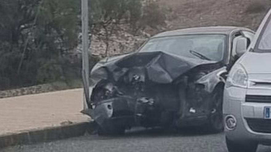 Destroza un coche al colisionar con una farola en Las Palmas de Gran Canaria