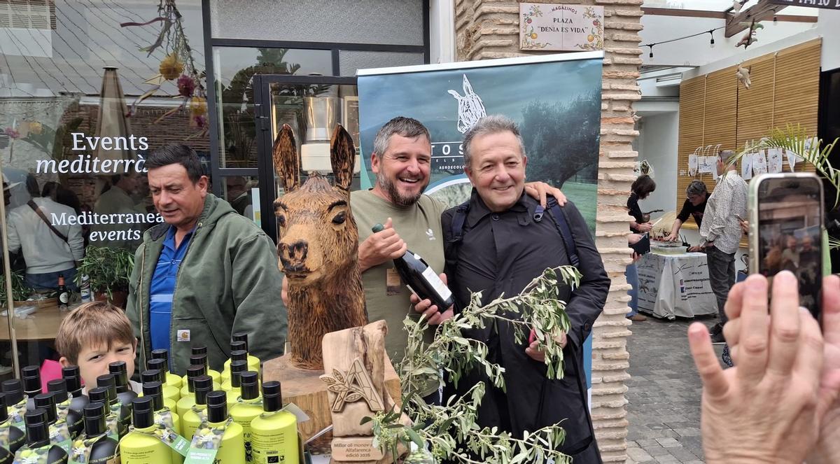Héctor Carrió, de Tossut, y Vicent Todolí, en la feria "Diània terra d'oli"