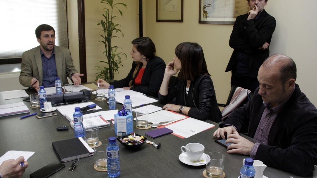 El conseller de Salut, Toni Comín, con los alcaldes de Viladecans, Begues, Gavà y Castelldefels.