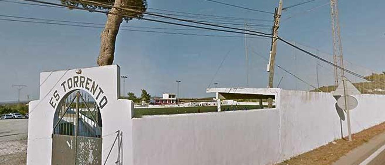 Entrada y pared lateral en peligro del campo de fútbol de es Torrentó de Felanitx.