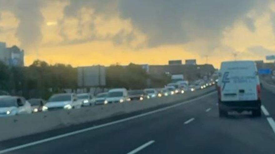 Atasco en la autopista del Sur de Tenerife