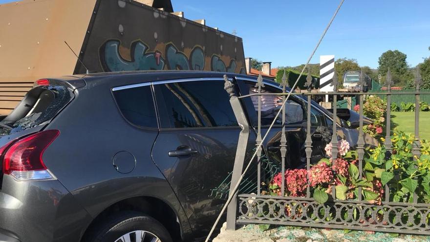 Un tren de mercancías arrolla a un coche en un paso a nivel en Llanes