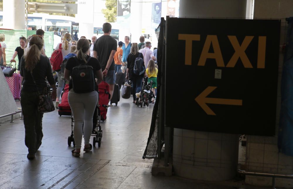 Protesta en el aeropuerto para denunciar "que el turismo mata a Mallorca"