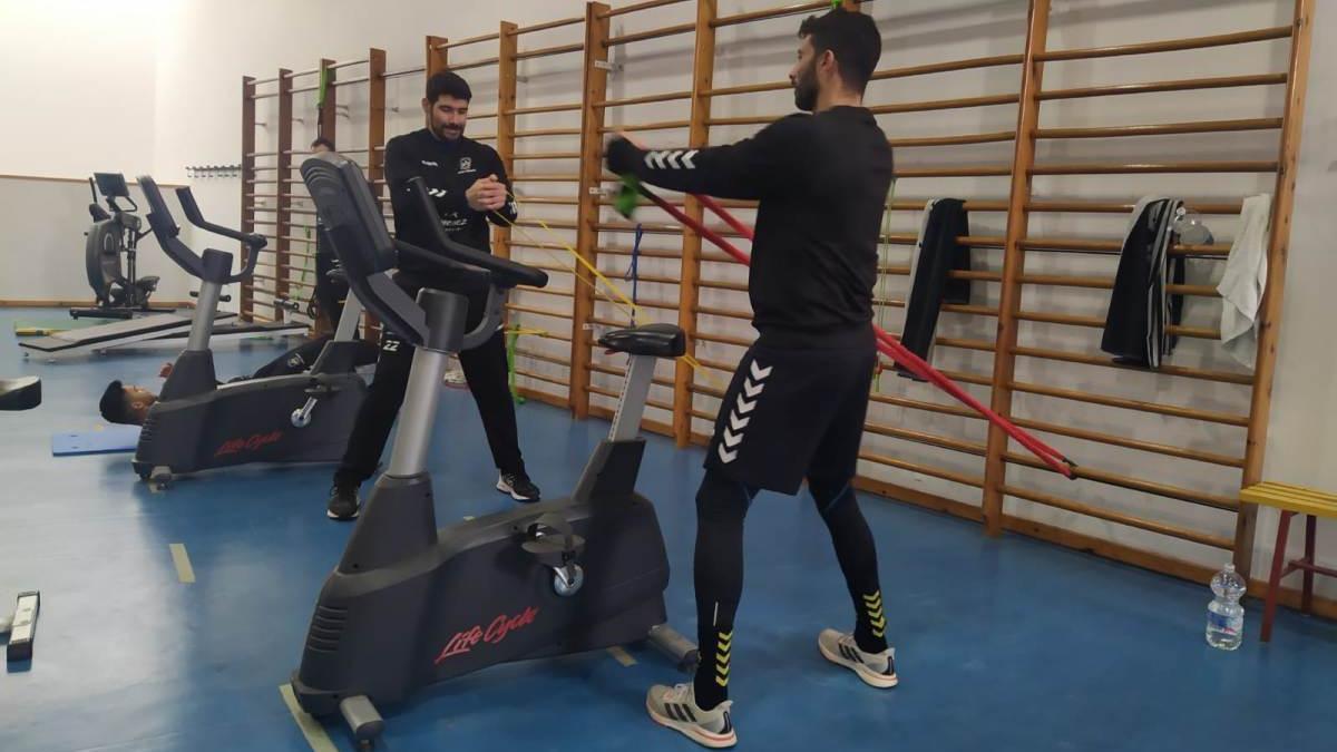 Javi García y Felipe Borges, en el primer entrenamiento del Ángel Ximénez de balonmano en el regreso al trabajo.