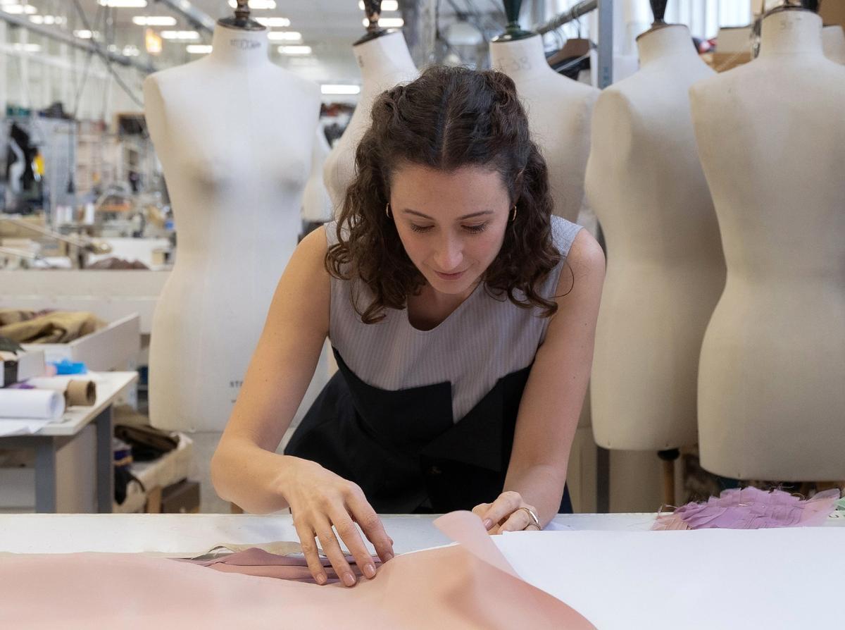 La diseñadora Tiziana Domínguez, en el taller de la firma que fundó su padre, Adolfo, en 1976.