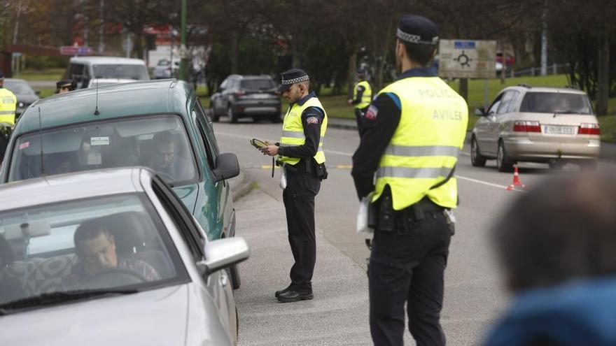 Agentes de la Policía Local de Avilés en un pasado control circulatorio.