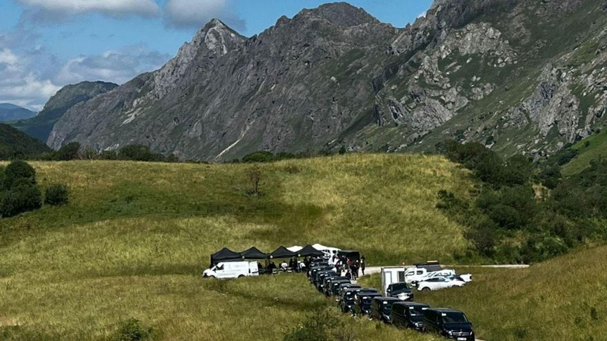 Convoy de quince furgonetas del equipo de «Los juegos del hambre», el jueves, en Somiedo. | LNE