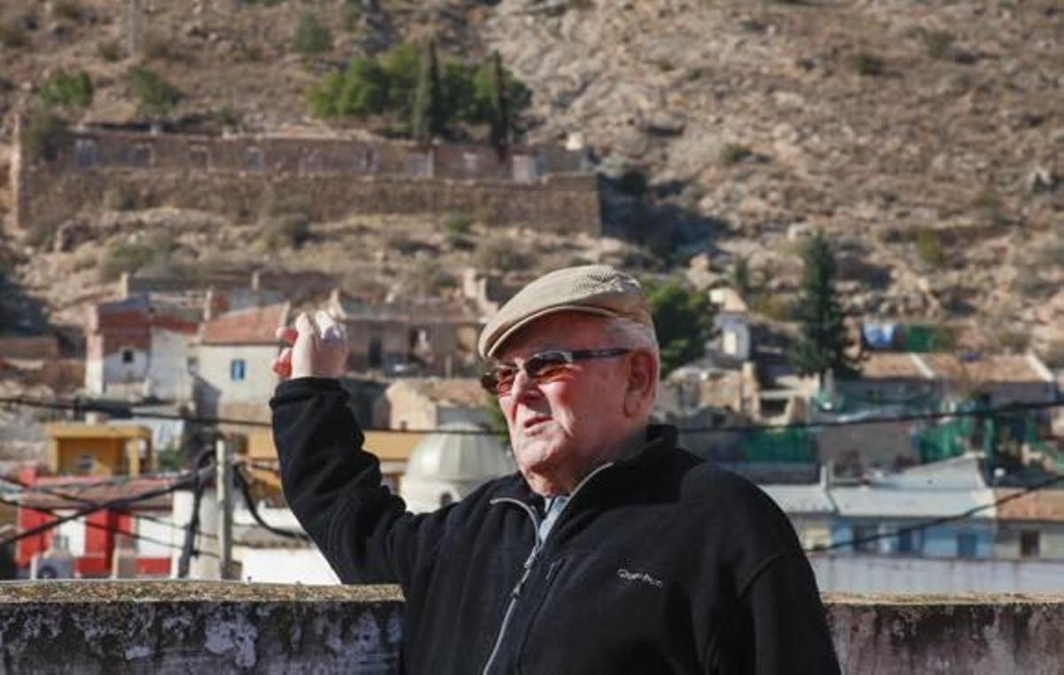 El propietario de la fábrica, José Manresa Espadas, con el edificio al fondo.