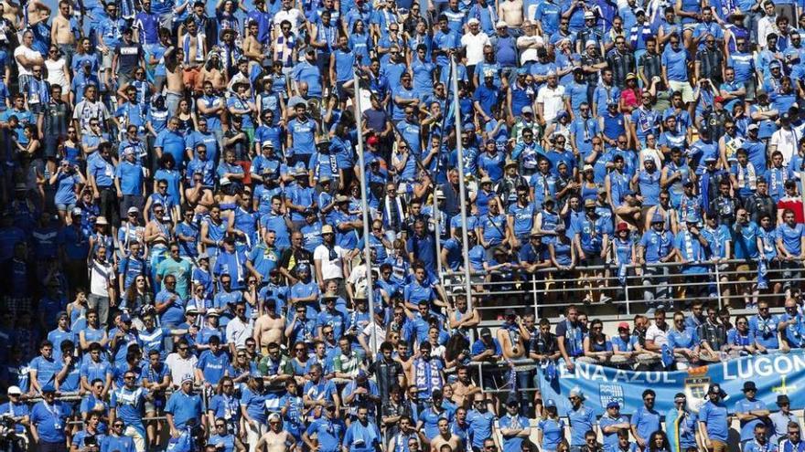 un carranza teñido de azul. Los aficionados del Real Oviedo, en la imagen superior, ocupando íntegramente una de las gradas del estadio cadista. Sobre estas líneas, un grupo de seguidores azules en el mismo estadio.