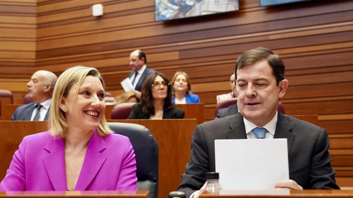 El presidente Fernández Mañueco junto a la vicepresidenta Blanco durante el debate de hoy en las Cortes.