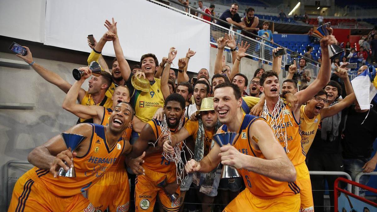 Aficionados y plantilla del Granca en 2016 celebrando la conquista de la Supercopa en Vitoria