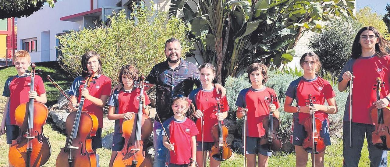Algunos de los integrantes de la Orquesta Sinfónica del Colegio El Pinar que dirige Leo Jiménez. | L.O.