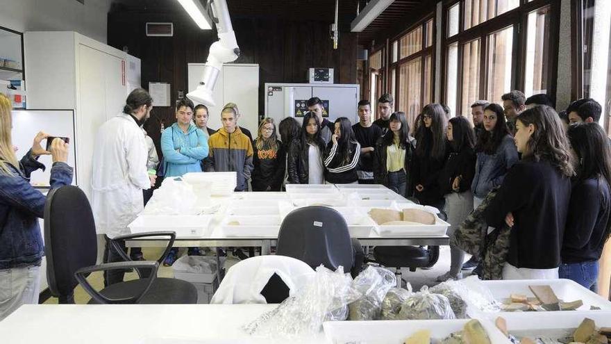 Visita de alumnos ourensanos al laboratorio arqueológico de Liñares, meses atrás. // Bernabé/Javier Lalín