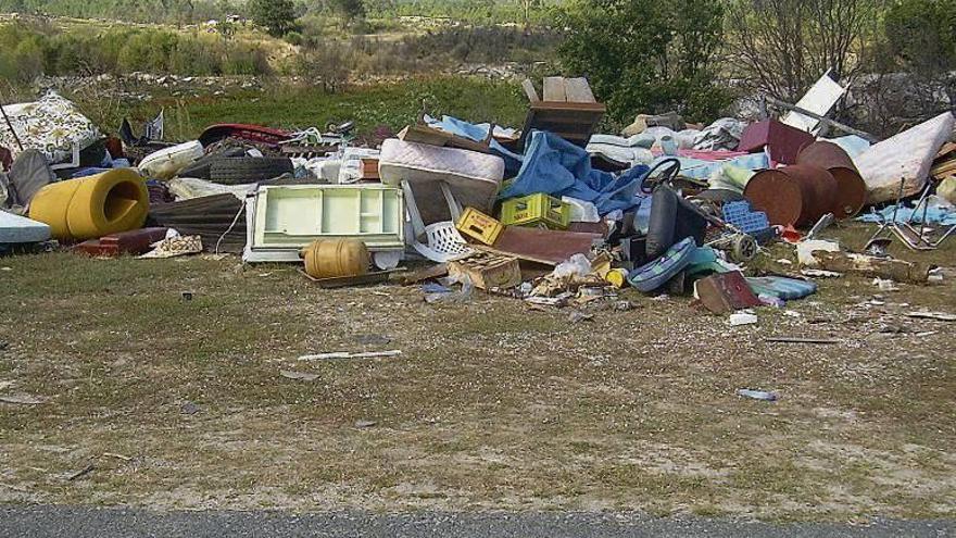 Uno de los muchos vertederos incontrolados de la provincia. // I. Osorio