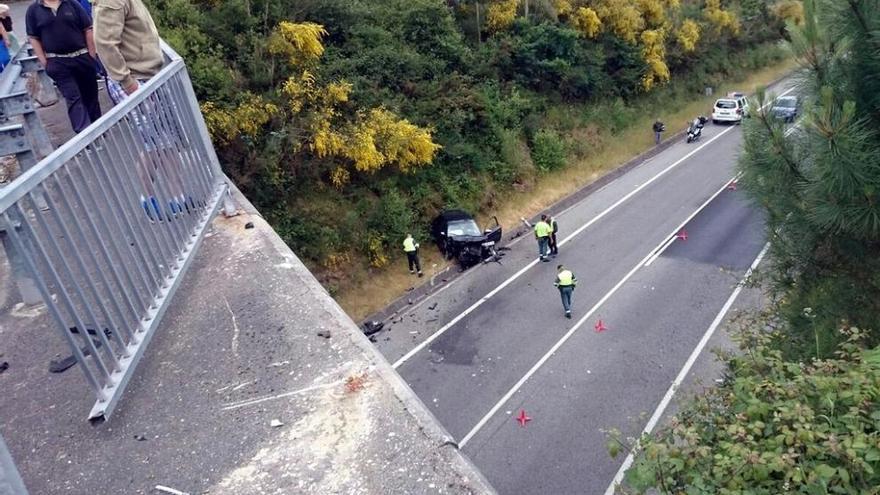 El puente desde donde se cayó el coche, que se ve al fondo destrozado ya en la vía rápida. // R. Vázquez