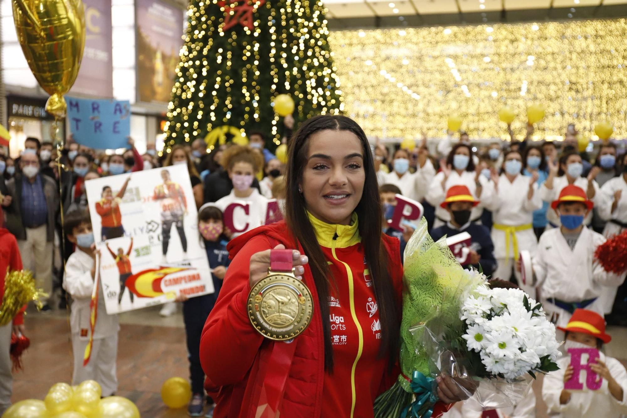 María Torres ya está en Málaga con su oro mundial en kárate