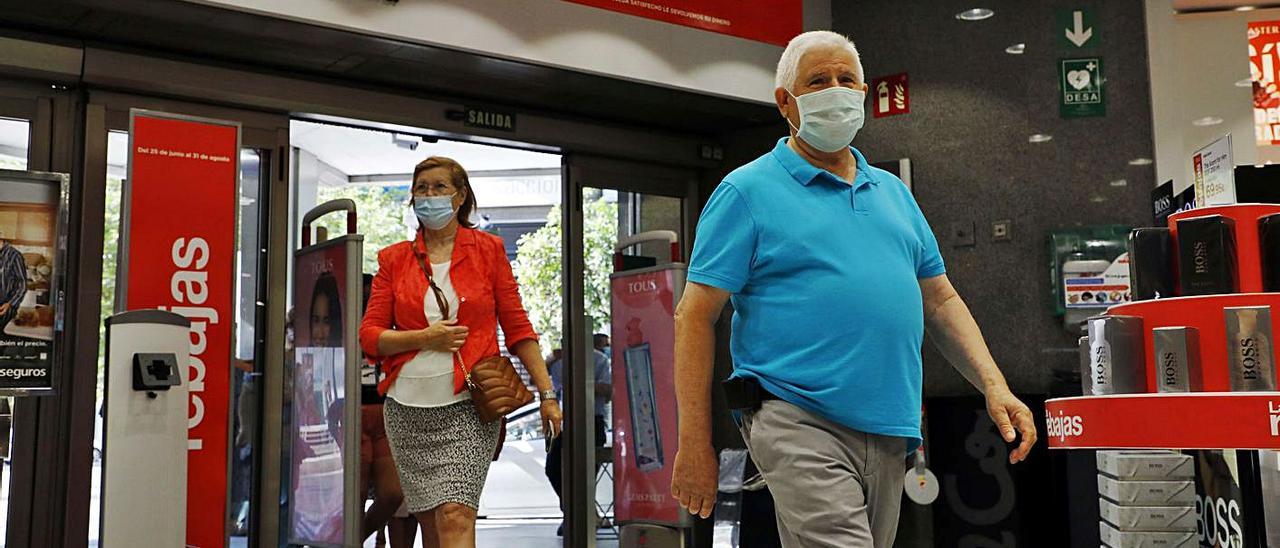 Los primeros clientes que accedieron ayer a El Corte Inglés en el primer día de rebajas. | M. A. MONTESINOS