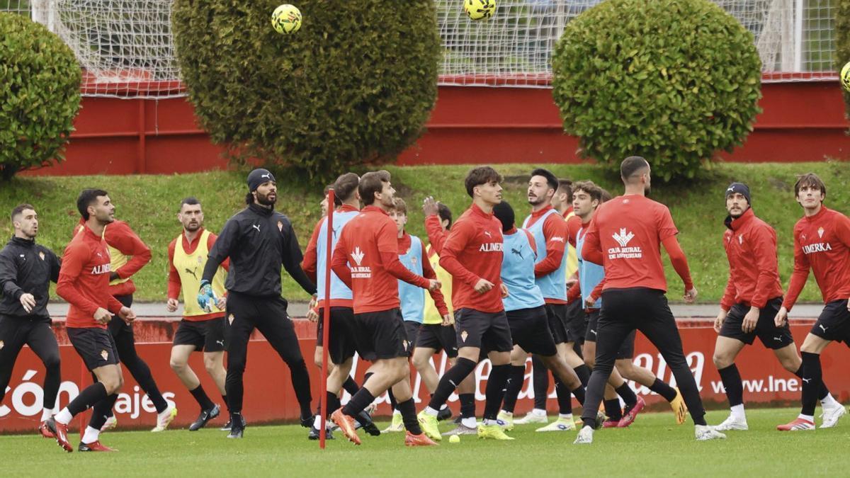 Los jugadores del Sporting, ayer, en Mareo, en el último entrenamiento antes de visitar Santander.