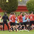 Los jugadores del Sporting, ayer, en Mareo, en el último entrenamiento antes de visitar Santander.