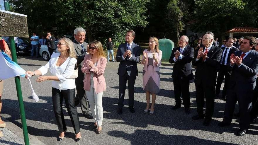 Ana Campos, viuda de Enrique Beotas, junto a su hija Ana Beotas, descubre la placa de la calle en presencia de José Antonio Lorenzo, Alberto Núñez Feijóo, Ana Pastor, Javier Solano, José Manuel Romay Beccaría y Carlos Negreira, ayer, durante el acto de homenaje en Mondariz Balneario.