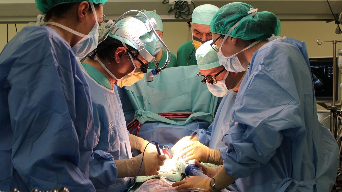 Personal sanitario durante una intervención quirúrgica en el Hospital de A Coruña.