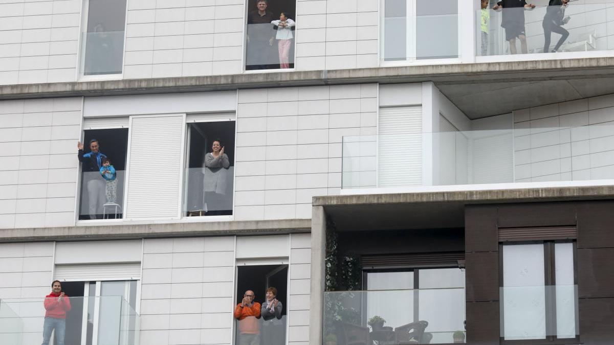 Vecinos de un edificio de Piedras Blancas.