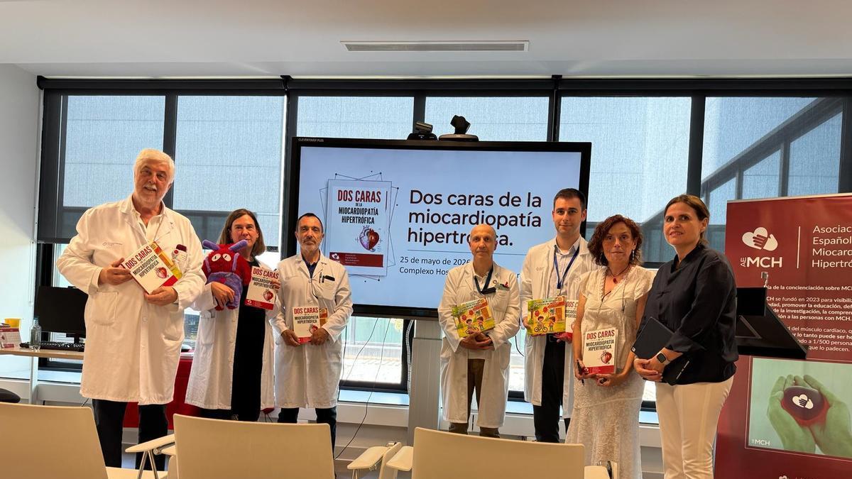 Cardiólogos y responsables del Área Sanitaria de Vigo, con representantes de la asociación, en la presentación del libro de Susana Portela (segunda por la derecha).