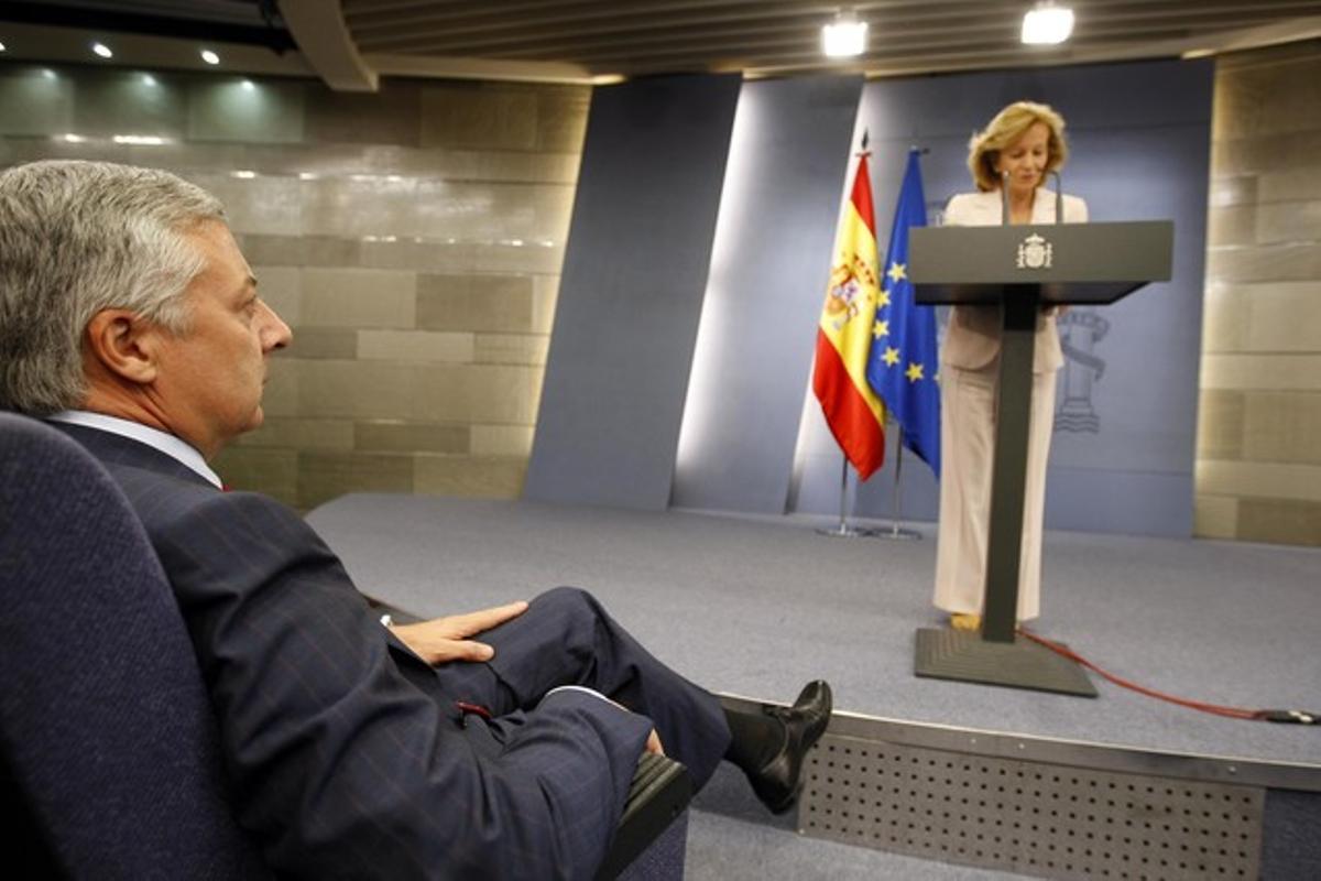   José Blanco escolta Elena Salgado durant la seva compareixença.