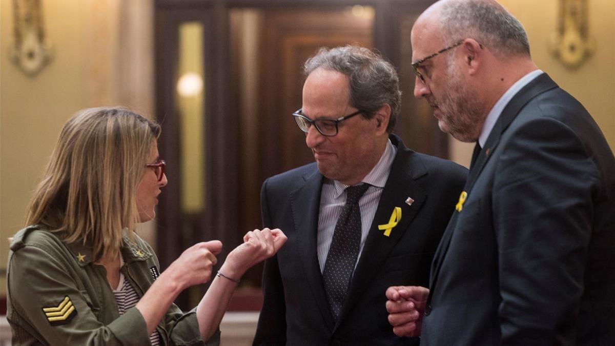 Quim Torra conversa con Elsa Artadi y Eduard Pujol, este viernes en el Parlament