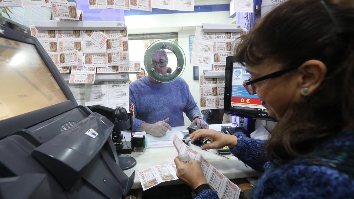 Administración de Lotería vendiendo décimos de la Lotería del Niño.