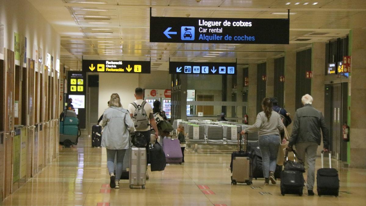 Alguns dels passatgers arribant a l&#039;aeroport de Girona Costa Brava aquest dissabte