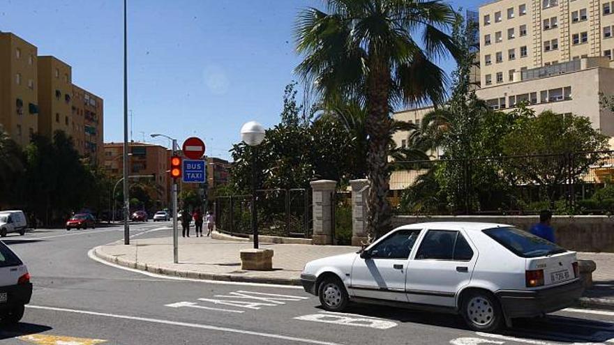 El semáforo y la señal impiden a los coches el acceso a Urgencias desde la Gran Vía por Maestro Alonso.