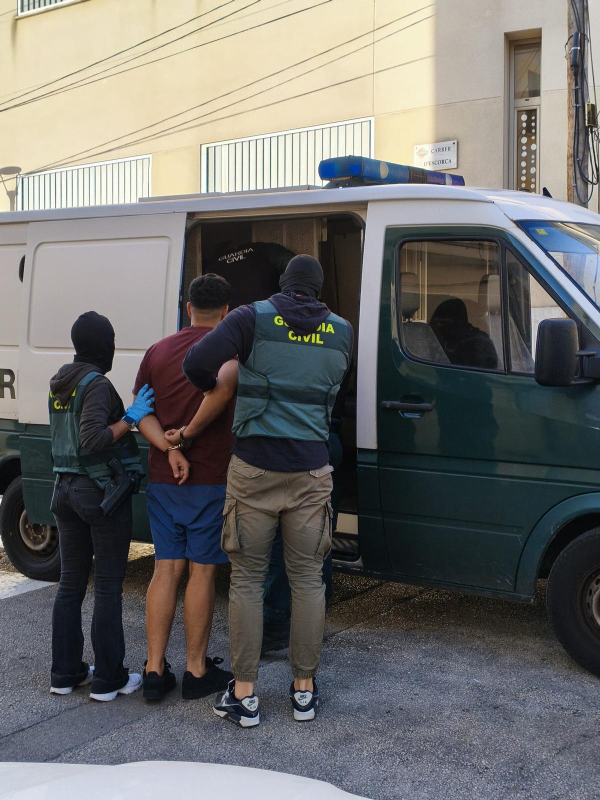 Agentes de la Guardia Civil detienen a un hombre en un 'narcopiso' de Inca.