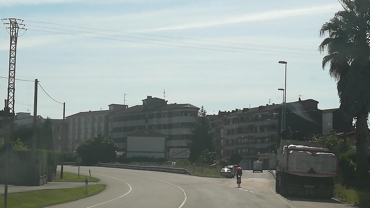 Zona de entrada a El Berrón por el área oeste de la localidad, donde se prevé el desarrollo de la obra de los nuevos accesos a El Berrón