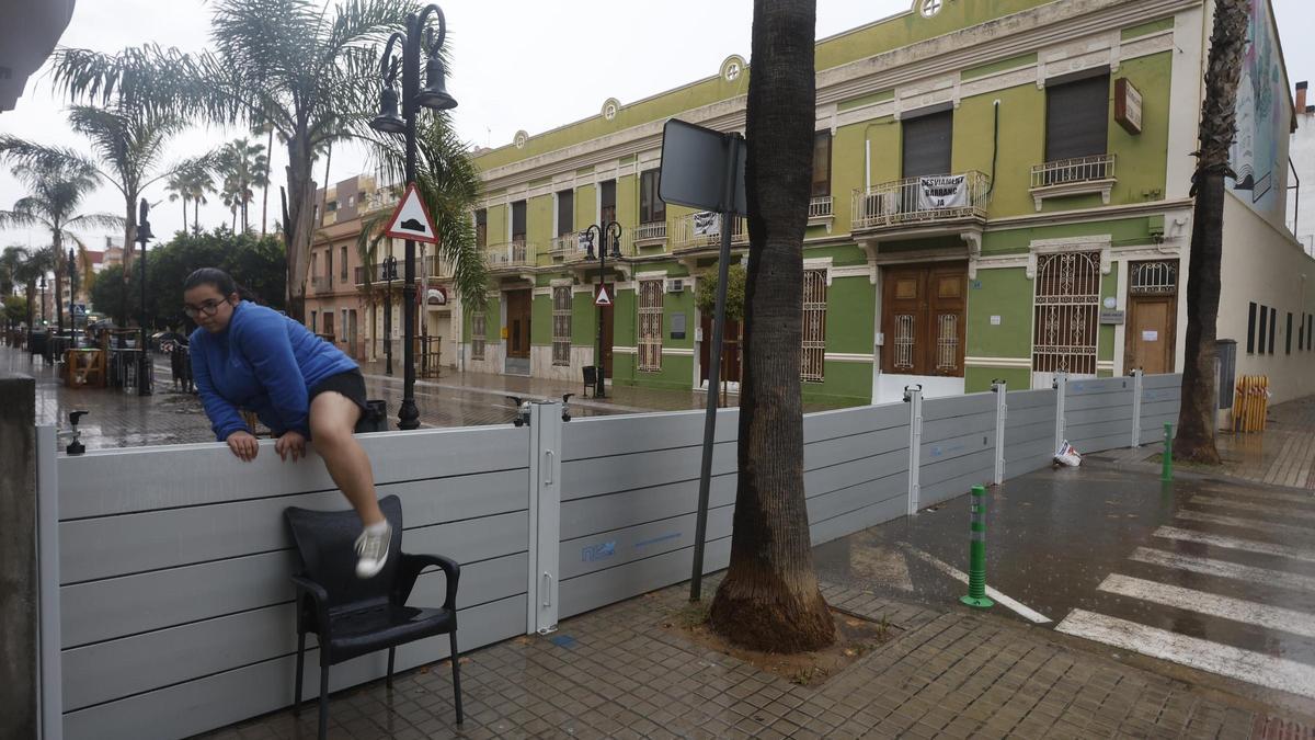 Una persona salta el dique para proteger Aldaia de la Saleta