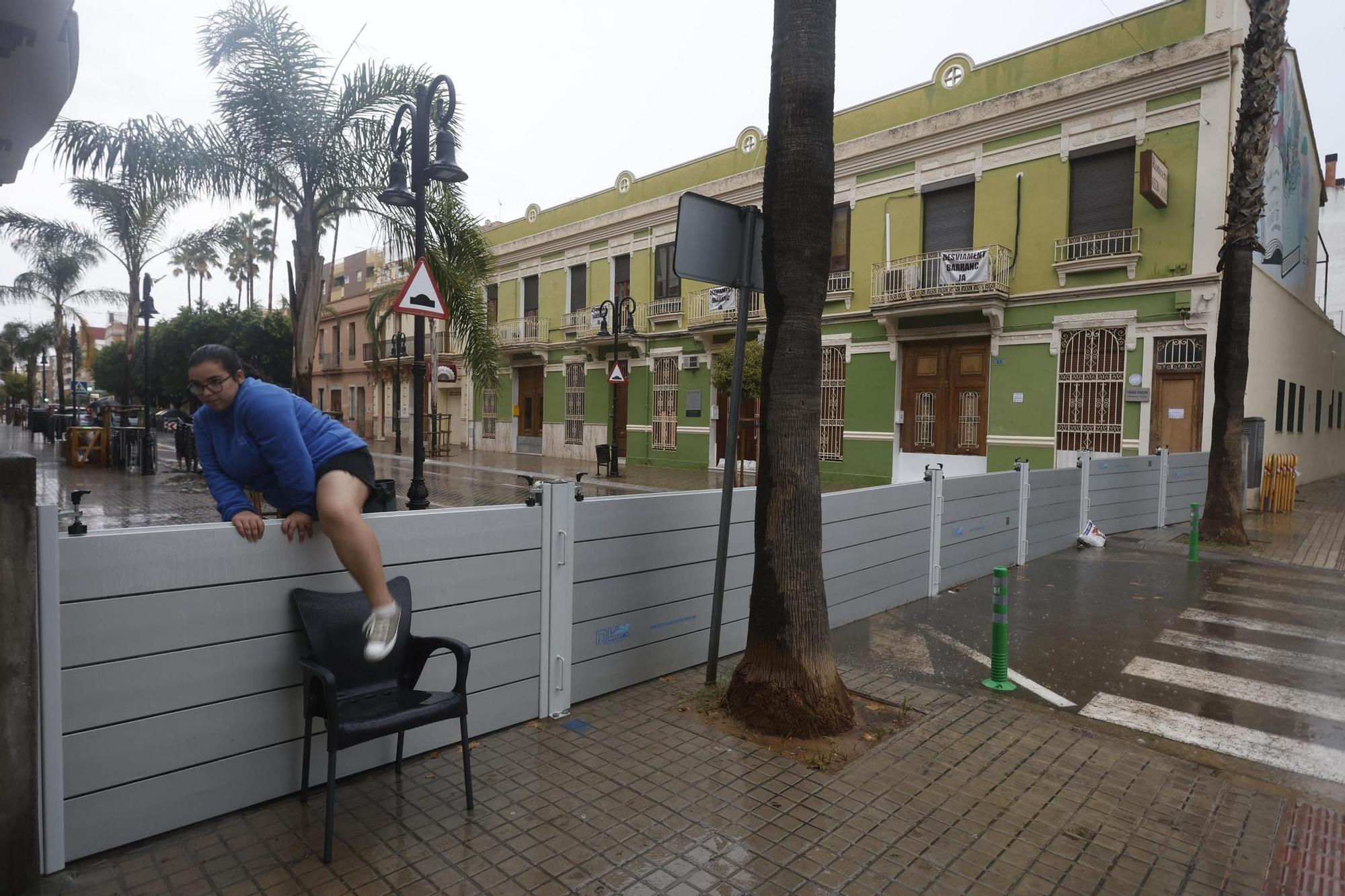 Una persona salta el dique para proteger Aldaia de la Saleta