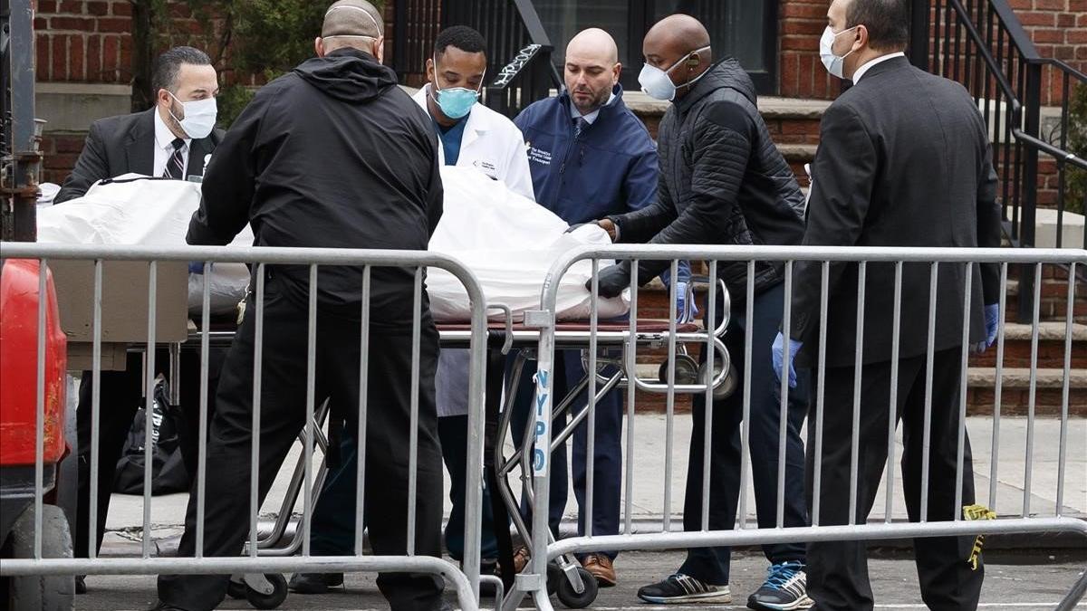 Personal sanitario de un hospital neoyorquino traslada un cadáver de una morgue temporal habilitada por la falta de espacio como consecuencia de la pandemia de coronavirus.