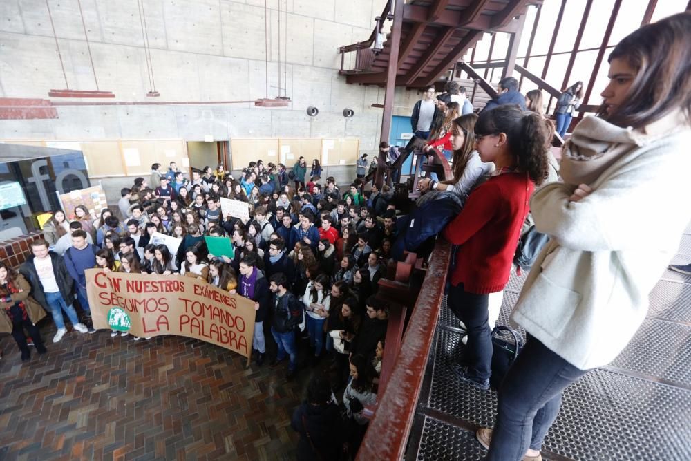 Concentración de estudiantes universitarios en contra de la supresión de los exámenes de diciembre.