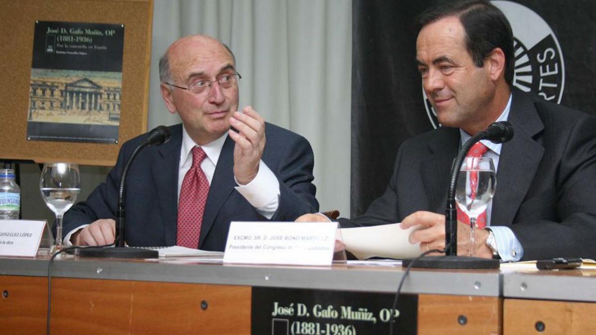 Biografía de José gafo. González con José Bono, entonces presidente del Congreso, presentando la obra sobre el religioso asturiano en 2009.