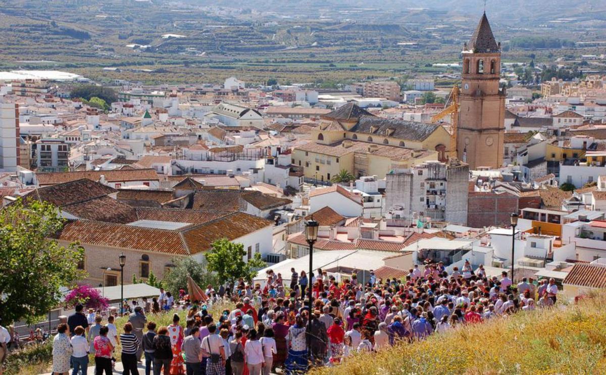 Jóvenes con trajes típicos abarrotan estos festejos.  | F. EXTREMERA