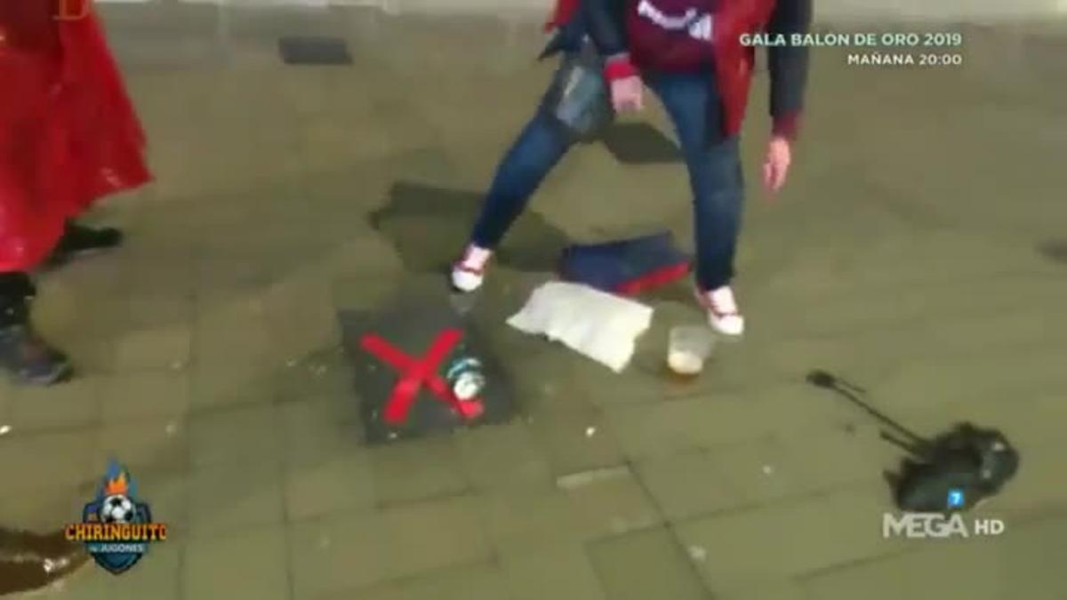 Así destroza una aficionada la placa de Griezmann en el Wanda